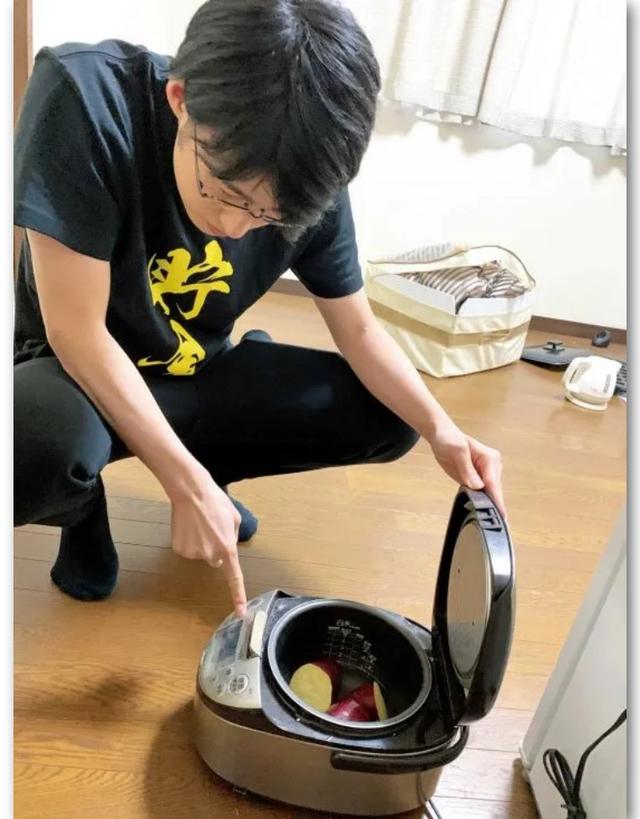 日本男子四年存2000万日元！下班就去打工，一天只吃一顿饭