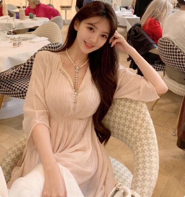 被黄晓明女友惊艳到了，丰满身材遮不住，但这生图差距也太大了