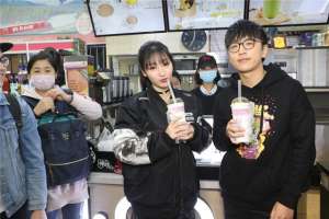 岳云鹏柳岩(《大闹天竺》南京站 柳岩：夺白客小岳岳银幕初吻)