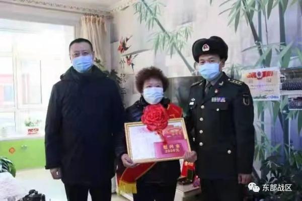 兵哥哥跨越3400公里悄悄回家探亲，摘下口罩那一刻，母亲的表情亮了……