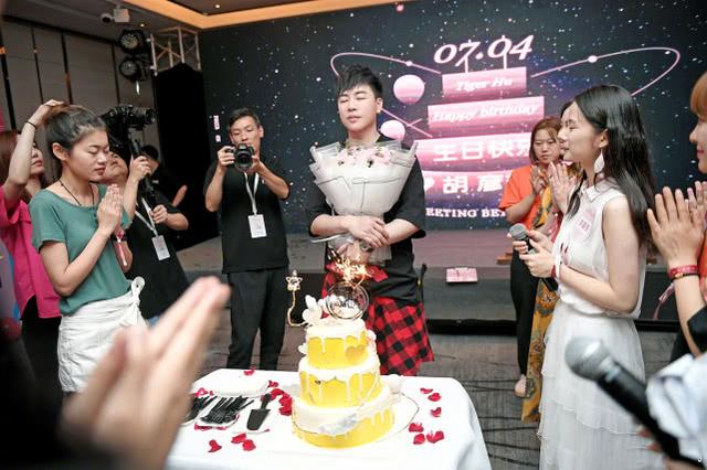胡彦斌晒照庆生自曝生日愿望:和一个懂我的人结婚