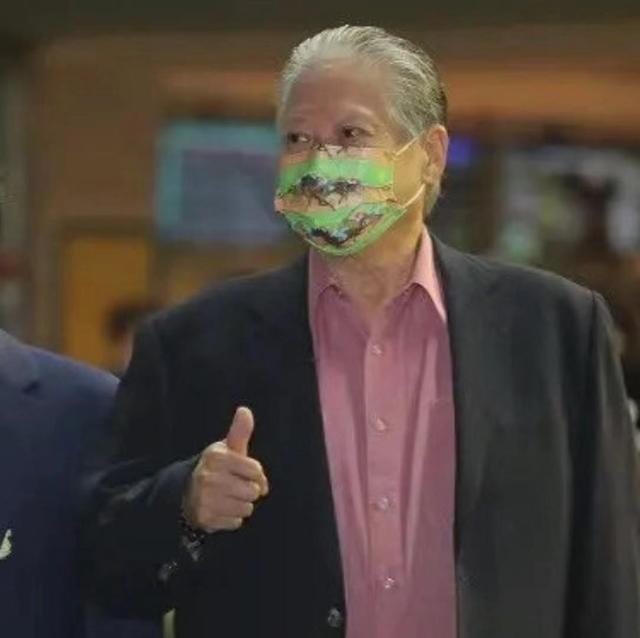 68岁洪金宝又胖回去了？拄拐杖现身赛马场，腰间奢华皮带吸睛