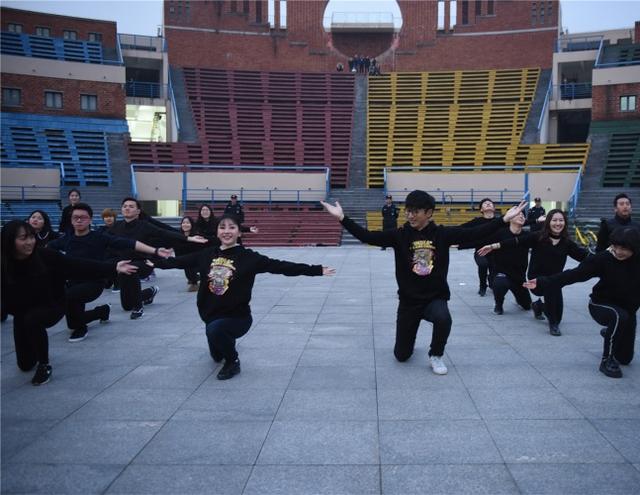 《大闹天竺》南京站 柳岩：夺白客小岳岳银幕初吻
