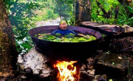 世界上一种奇葩洗浴方式：用铁锅炖自己，没几个人敢轻易尝试