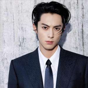 演员王劲松(善恶有报2025刚开始王劲松就给内娱演员敲警钟，王鹤棣感同身受)