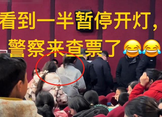 《哪吒2》放映突停！江苏影院两女生被警察带走，真相引网友猜测