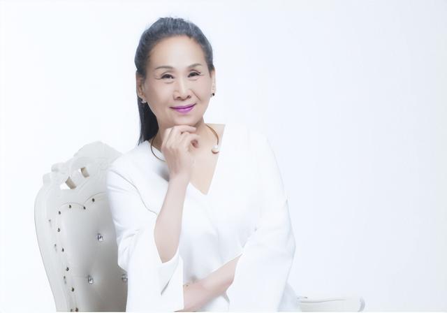 苇青：60岁被儿子带入演艺圈,73岁成“百亿老太”,现在比儿子还红