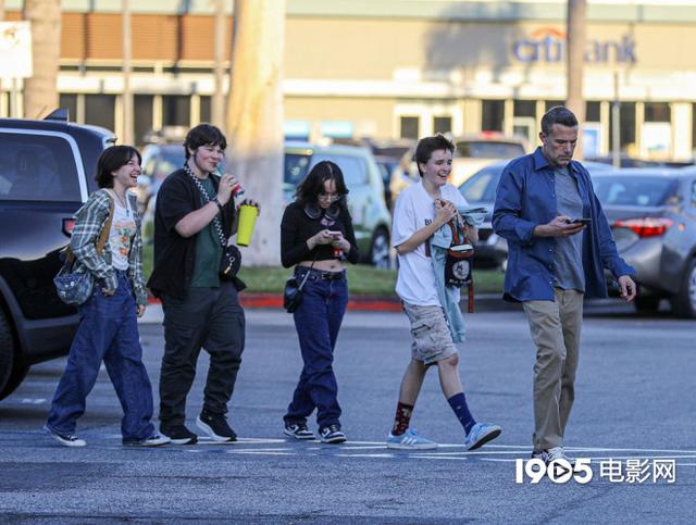 外卖侠回归!大本离婚后重拾笑容 上工陪娃两不误