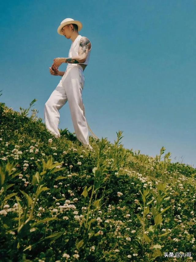 韩国男模朴成镇拍摄夏日写真集，潇洒不羁的帅气散发着荷尔蒙气息