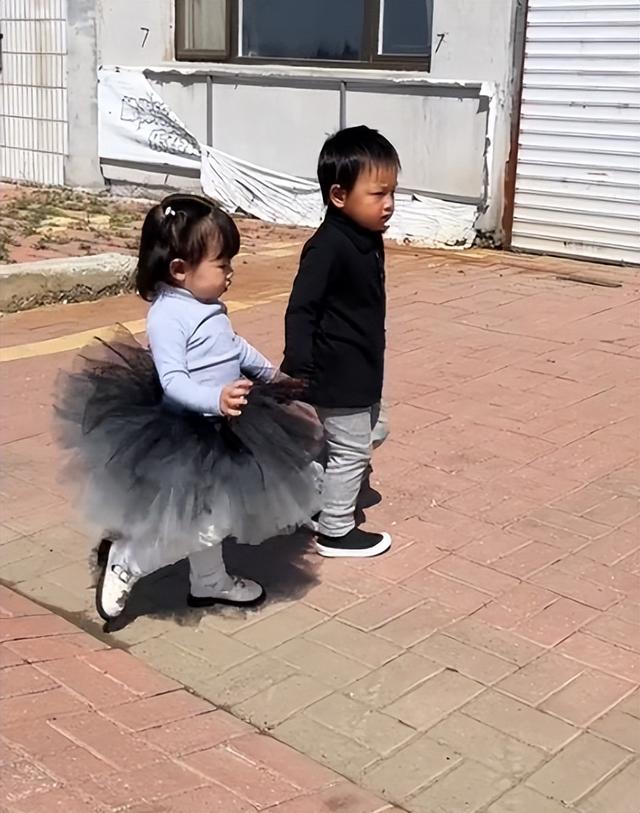 “青梅竹马”小馨馨：闺女跟超市儿子成朋友，连亲妈都磕起CP