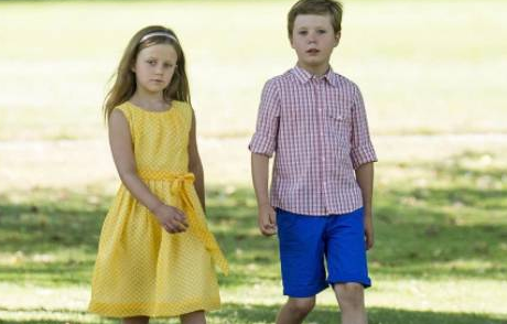 丹麦王储六口人的全家福，比凯特王妃家的更生动有趣