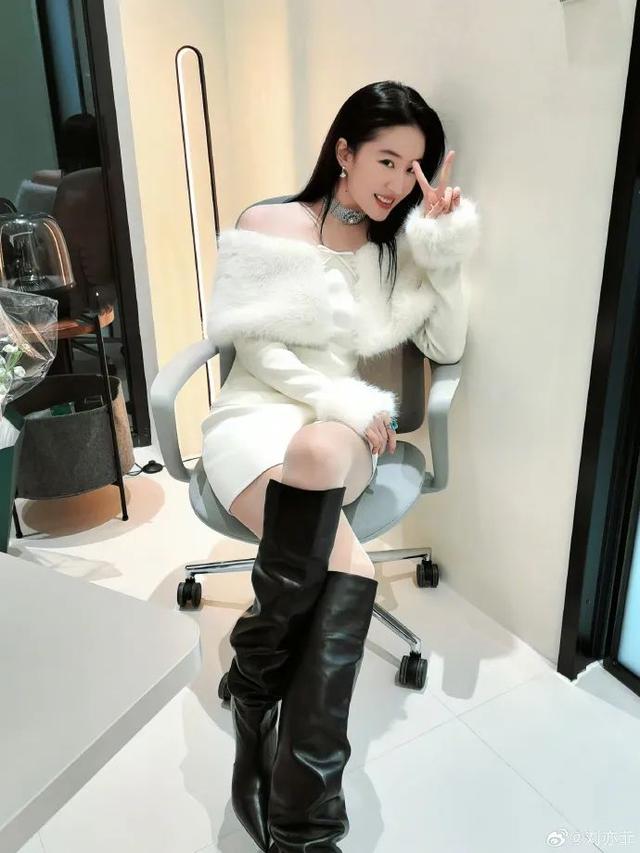 南京一柜姐用账号评论“刘亦菲微胖”被辞退，品牌方道歉