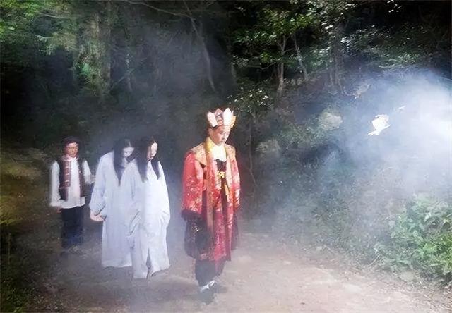 湘西最后一位赶尸人，真实还原恐怖赶尸场景，并上演死鸡复活术