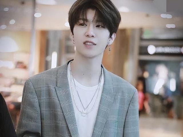 范丞丞妈妈曝光，俩人五官极其相似！网友：这一看就是亲生的