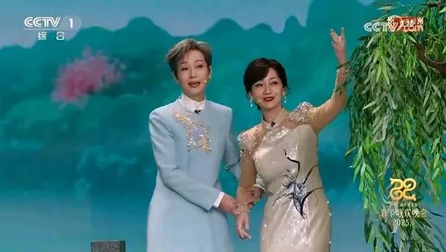 当《白蛇传》遇上春晚小品《借伞》，传统戏剧元素如何大放异彩