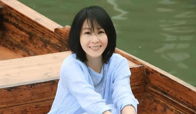 55岁刘若英罕见携儿子现身，9岁帅气又瘦又高性格开朗，星范十足