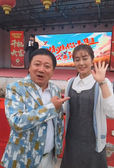 谢广坤戴假发年轻20岁，与王小蒙同框像两口，自称都认不出了