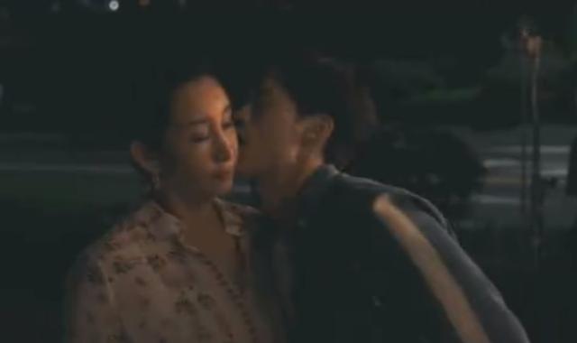 秦海璐与小17岁男星搭档演情侣，被偷亲后好娇羞，曾豪言不拍吻戏