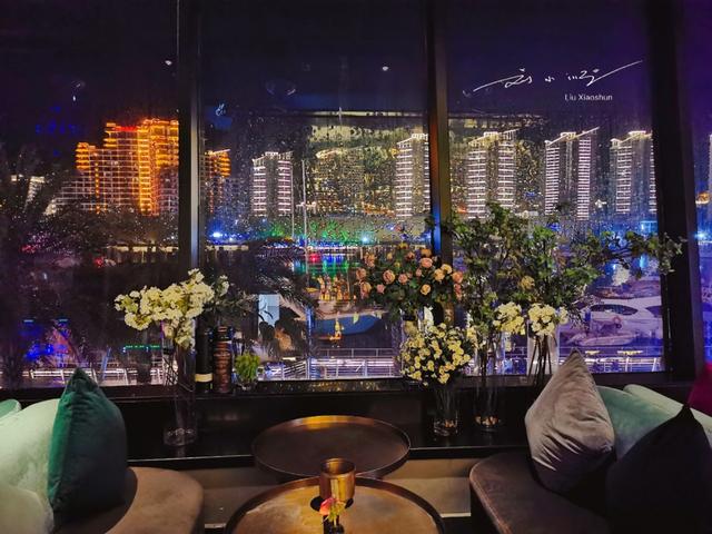 海南三亚最美的网红酒吧，开在“海天盛筵港”旁，游客抢着来打卡
