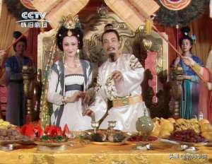 美女喝酒(四版贵妃醉酒，有人吟诗，有人起舞，还有人在脱衣？)