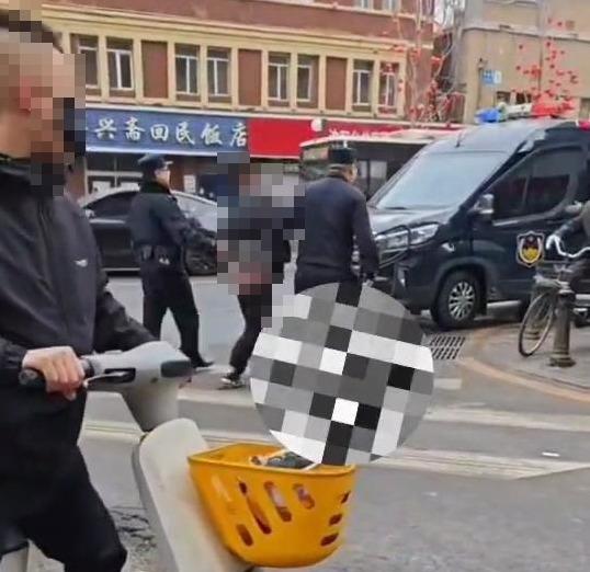 沈阳一舞厅内发生持刀伤人事件,现场有受伤女子被抬上救护车,当地警方回应