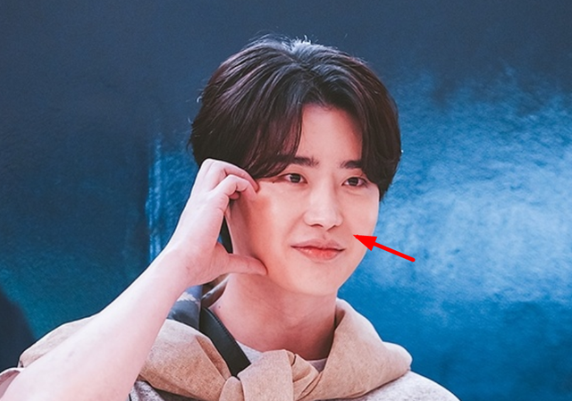 33岁韩星李钟硕最新生图曝光！脸肿发腮油光满面，鼻子彻底崩了