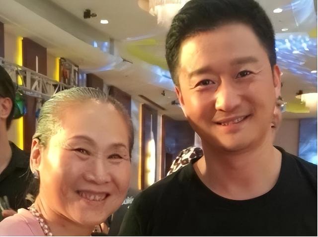 苇青：60岁被儿子带入演艺圈,73岁成“百亿老太”,现在比儿子还红