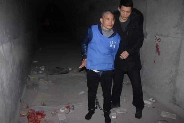 18岁漂亮聋哑姑娘，被俩男人套进麻袋绑走，拿手机打字要她二选一