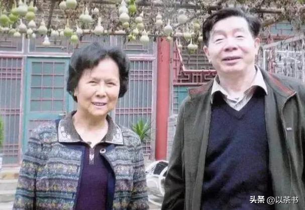 带三个娃嫁小14岁丈夫，她病逝7年后，丈夫王崇秋的做法令人感动