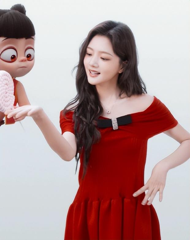 她居然也上春晚了，这是官方认可啊！她再努努力感觉都要超越杨幂