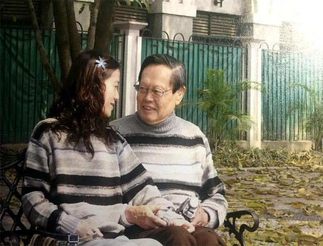 103岁的杨振宁牵着妻子翁帆的手露面，他步伐很轻快，翁帆很开心