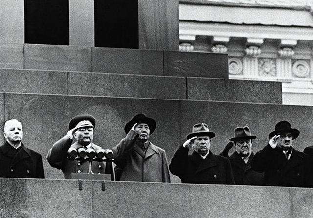 赫鲁晓夫 1954 年访华，送大礼许诺援助，后关系为什么会破裂？