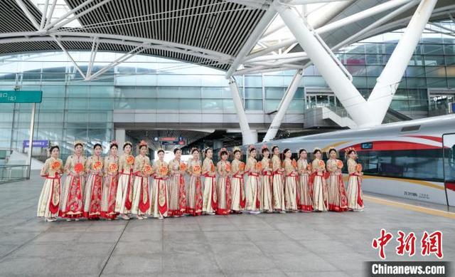 心动520，“复兴号”见证20对铁路青年幸福时刻