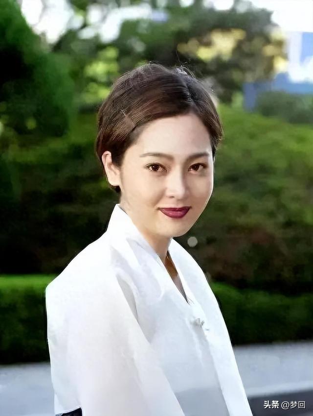 她被金钟民抛弃后，麻醉自己，拍争议写真，至今为爱选择孤独