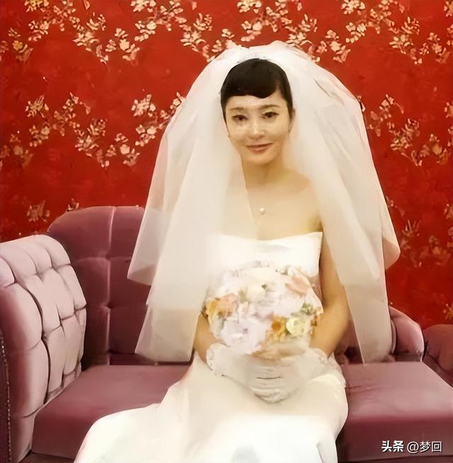 她被金钟民抛弃后，麻醉自己，拍争议写真，至今为爱选择孤独