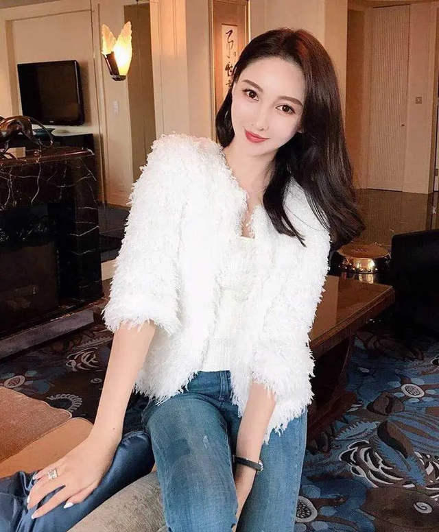 黄晓明绯闻女友叶珂：卖衣服的网红，人称深圳富婆，照片让人脸盲