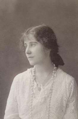 又矮又胖(英女王母亲：又矮又胖的“苏格兰厨子”，却生出了美若天仙的女儿)