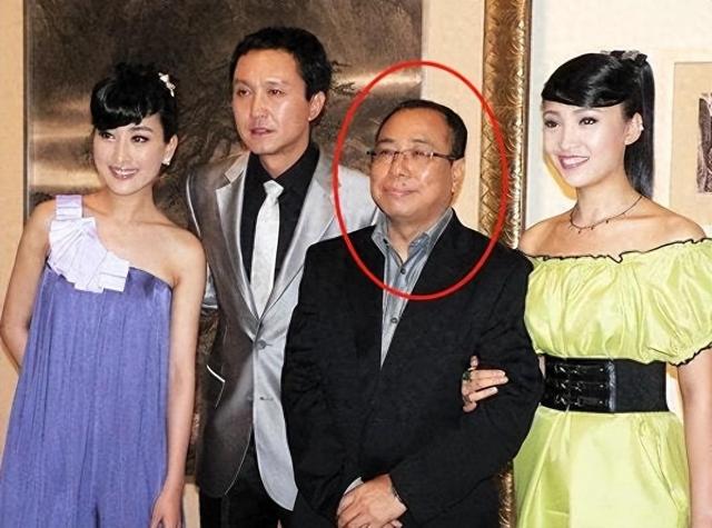 干爹陈道明干哥佟大为，在男人堆里游刃有余，“顶级绿茶”现行记