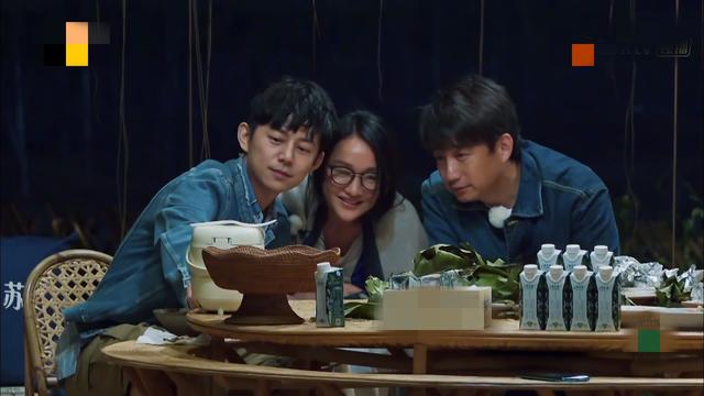 周迅大方素颜出镜，肤质暗沉但紧致，自揭目击黄磊心脏病发被抬走