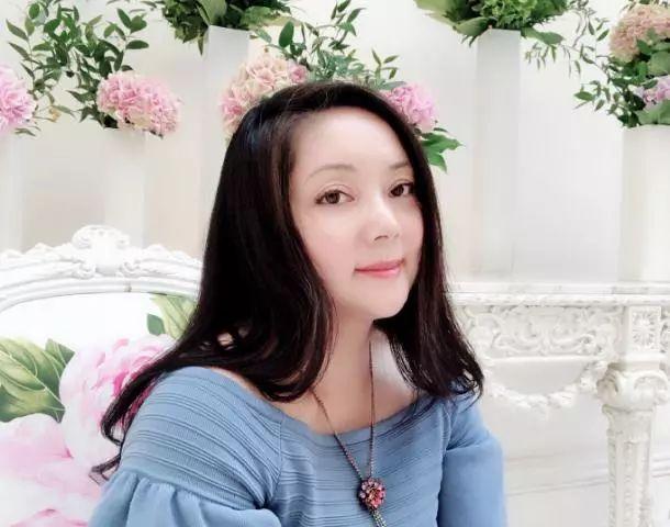 87版《红楼梦》薛宝钗晒近照,54岁肤白貌美身家过亿至今依然单身