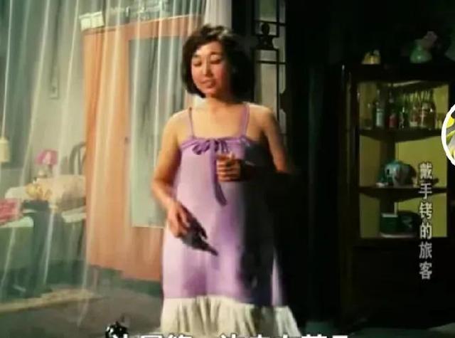 记得《戴手铐的旅客》中的她吗？