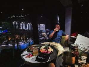 三亚海天盛筵(海南三亚最美的网红酒吧，开在“海天盛筵港”旁，游客抢着来打卡)