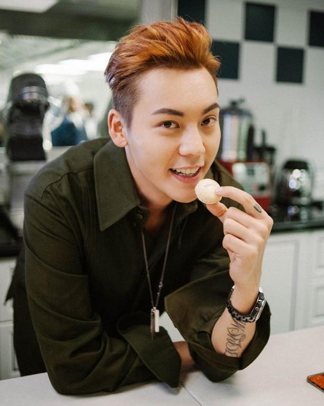 35岁陈伟霆获女粉探班，搂肩合照不避嫌，瘦太多颧骨突出引担忧