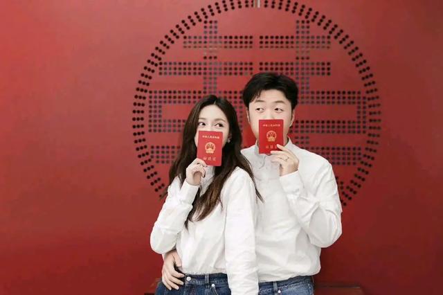 杜海涛沈梦辰官宣领证，谢娜最后一个送祝福，被网友质疑感情不和