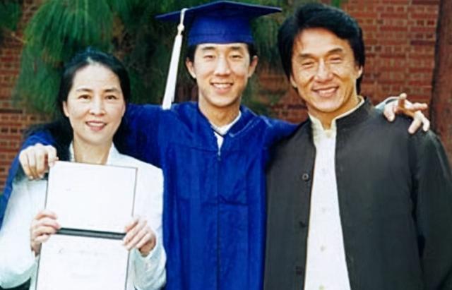 成龙真名陈港生，父亲陈志平曾是戴笠的手下，改名房道龙实属无奈