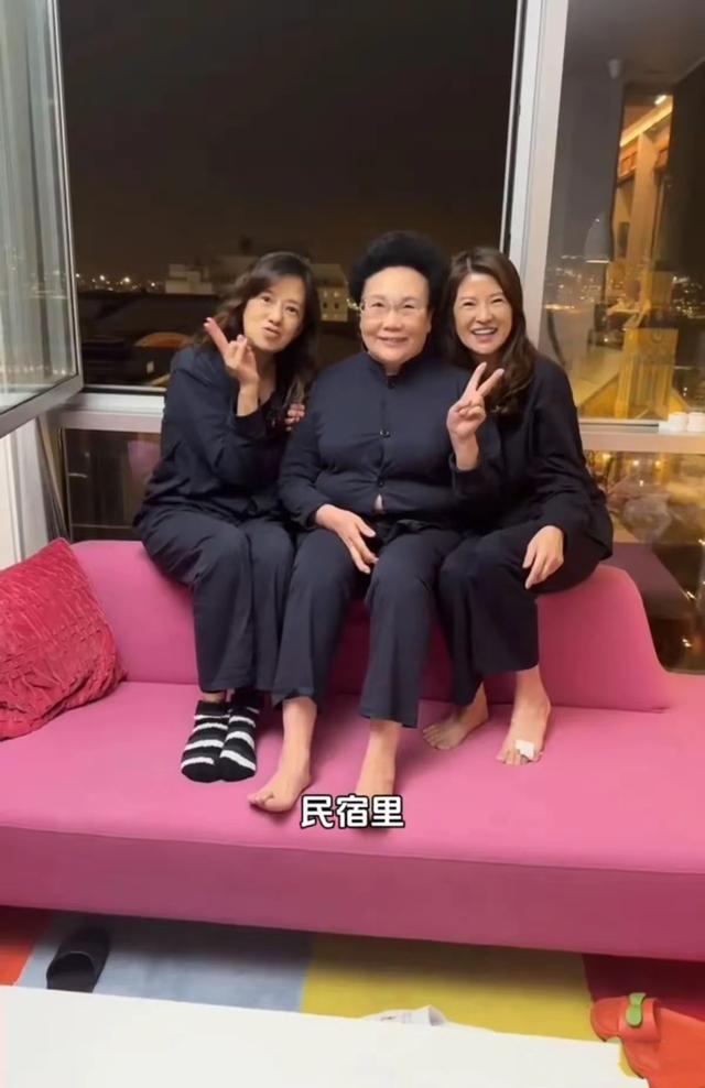 伊能静在挪威看到极光了，婆婆身材发福撑开纽扣，她56像26一样美