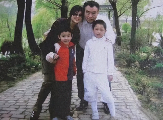 陈凯歌陈红长子陈雨昂,比陈飞宇还优秀,与姚安娜何超欣是好朋友