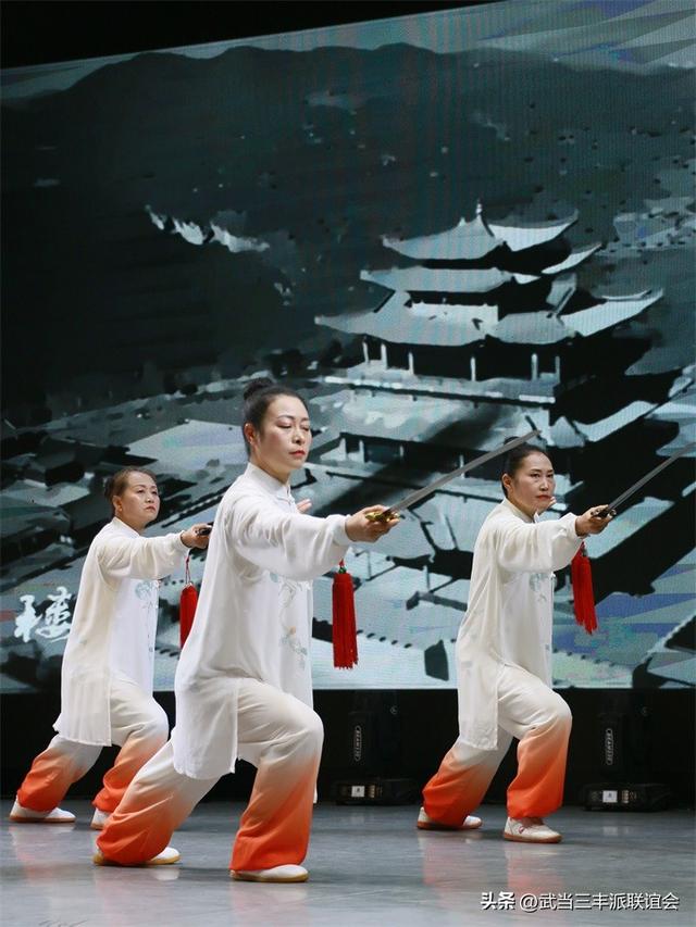 练太极拳2、3年后,为何很多人都会偷偷去学武当太极剑和玄门剑?