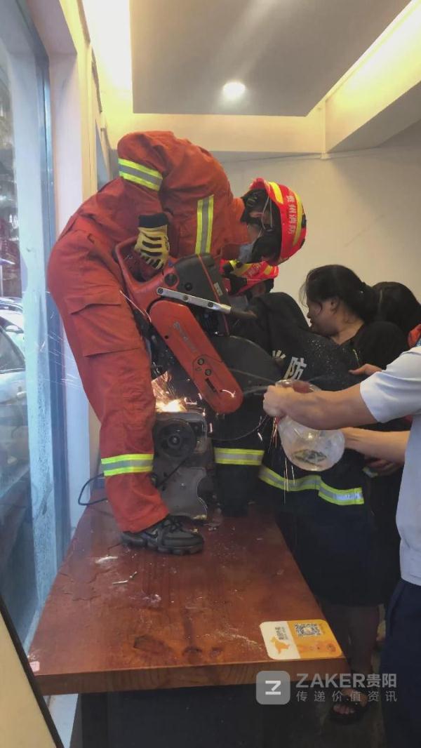 看着都疼！贵阳一蛋糕店员操作失误，压面机“咬住”4 个手指头