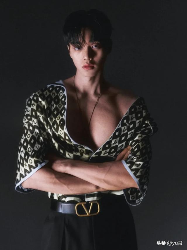 韩国演员宋江即将入伍并分享剃头照，仍然是帅气阳光大男孩